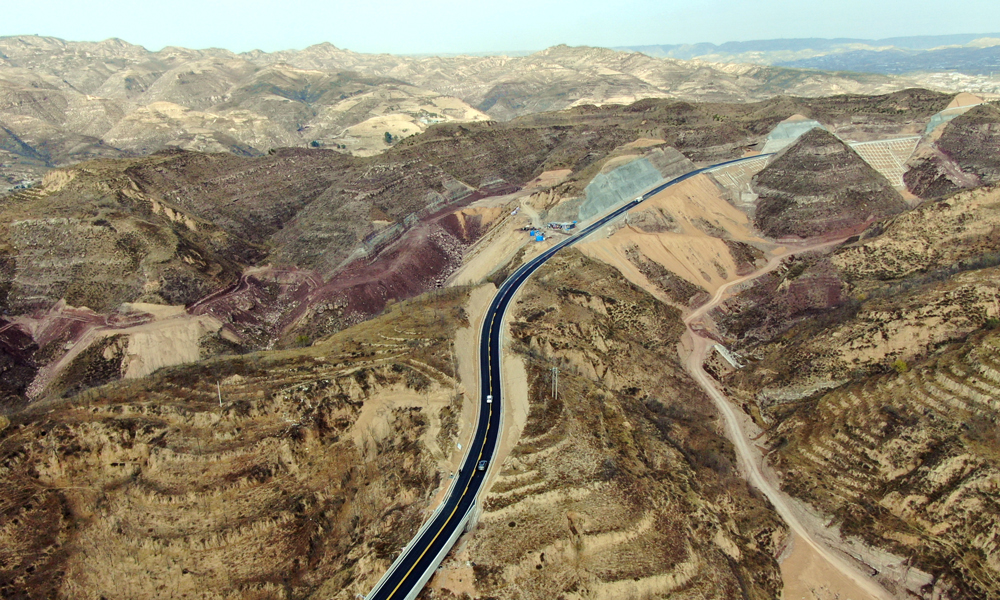 近日，中鐵三局參建的山西柳林縣沿黃旅游公路（二期工程）三交至石樓界段正式通車。該工程位于柳林縣三交鎮境內，全長8.288公里，采用雙向雙車道三級公路標準建設，是山西省黃河一號旅游公路的重要組成部分，也是山西省加快推動交通旅游融合發展、全面推進鄉村振興的戰略性基礎性工程。項目通車后，打通了呂梁革命老區沿黃公路“最后一公里”，實現了柳林縣與周邊省市旅游交通路網的互聯互通。