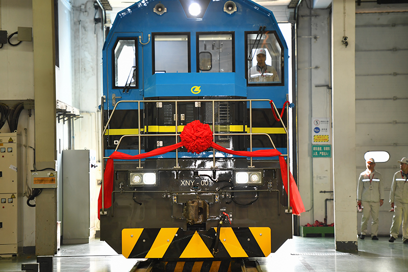 11月16日在中車株機公司拍攝的我國首臺新造大功率純電新能源調車機車。新華社記者 陳澤國 攝