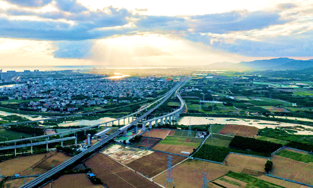 三亞至樂東公交化旅游化鐵路改造項目全長約108.8公里，全線設14個車站。中鐵十局主要負責橋梁、路基、涵洞、制架梁、鋪軌以及站改等施工內容。其中，崖州聯絡線雙線特大橋雙轉體梁與嶺頭折返線單線特大橋雙轉體梁均上跨海南西環高鐵，是全線重點控制性工程。崖州聯絡線雙線特大橋雙轉體梁全長153.4米，總重量約10000噸，歷時37分鐘轉體29度；嶺頭折返線單線特大橋雙轉體梁全長153.3米，總重量約6400噸，歷時34分鐘轉體23度。圖為崖州聯絡線雙線特大橋雙轉體梁轉體前。