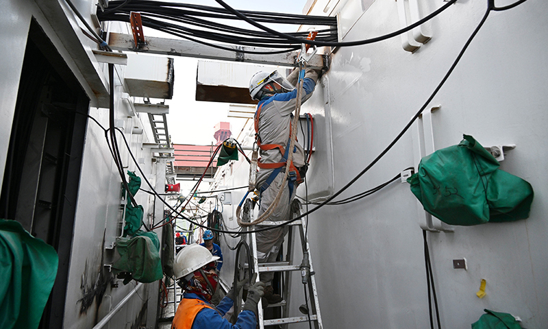 12月4日，工人在建造中的“海洋石油122”上進行電纜鋪裝作業。新華社記者 李紫恒 攝