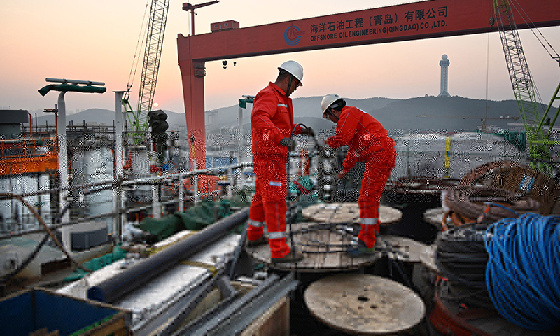 12月4日，工人在建造中的“海洋石油122”上進行電纜鋪設作業。新華社記者 李紫恒 攝
