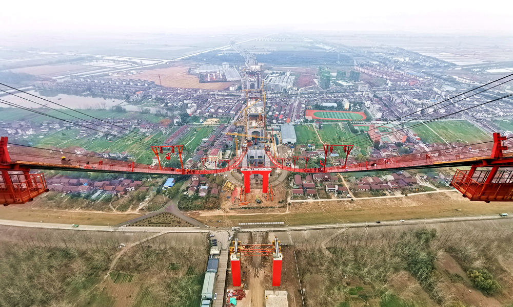 近日，中國中鐵旗下中鐵大橋院設(shè)計(jì)、中鐵大橋局承建的世界首座雙層斜拉-懸索協(xié)作體系大橋——G3銅陵長江公鐵大橋首根主纜索股架設(shè)完成，標(biāo)志著大橋正式進(jìn)入主纜架設(shè)施工階段。G3銅陵長江公鐵大橋位于安徽省銅陵市郊區(qū)，全長11.88公里，按照“四線鐵路+六車道高速公路”標(biāo)準(zhǔn)建設(shè)，具有“高速公路、城際鐵路、貨運(yùn)鐵路”三種過江功能，兼具斜拉橋和懸索橋兩種橋型優(yōu)勢(shì)。