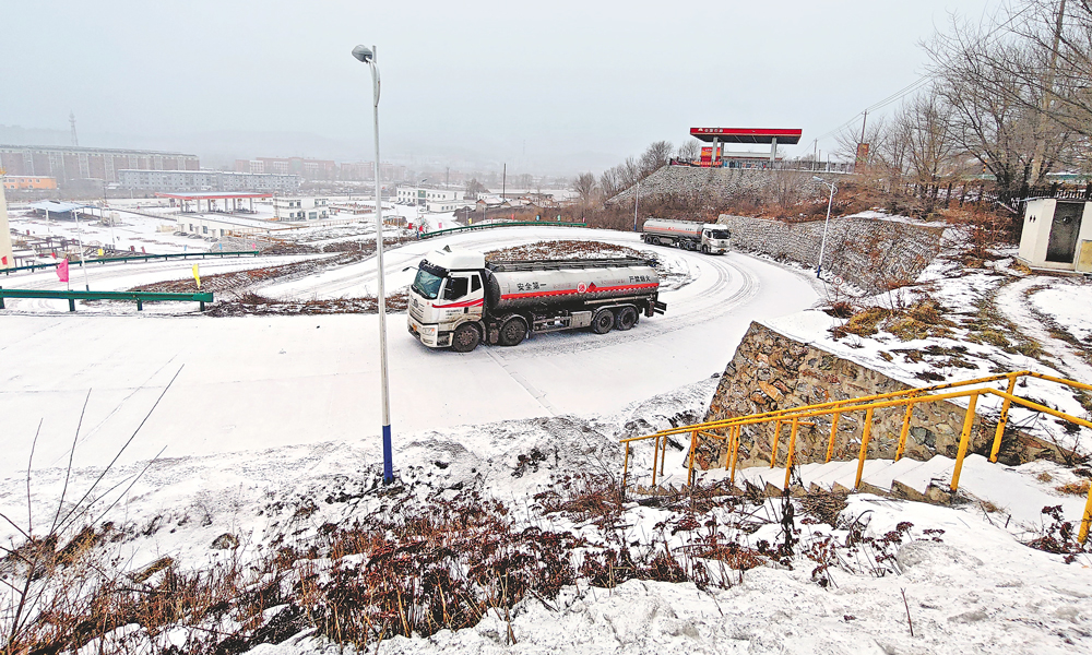 為積極應對暴雪寒潮天氣，運輸公司第一時間啟動特殊天氣條件下的生產應急預案。各配送單位在保障加油站油品正常供應的同時，組織小額配送車、油罐車對高速環衛、市區環衛作業現場實行“點對點”油品配送。圖為車輛在惡劣天氣下執行油品配送任務。