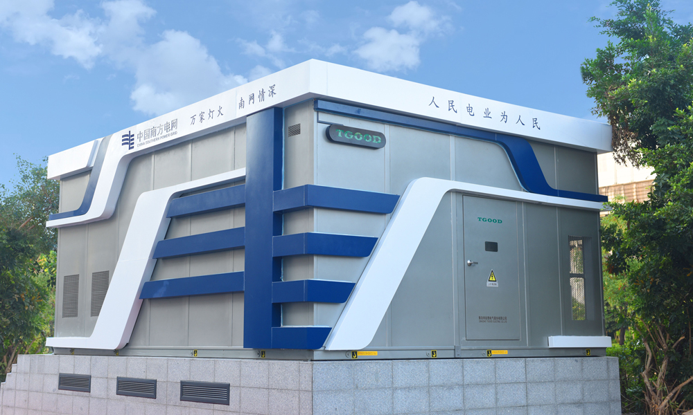 相比傳統電站，“電力魔方”在施工環節僅需7天就能完成基礎、拼裝、設備調試等工作，建設工期縮短86%，避免了傳統配電站長時間施工作業時的粉塵、噪音、圍蔽占地等影響。在外觀設計上，“電力魔方”靈活多變，可根據需要因地制宜量身定制，達到與城市環境、自然景觀的最佳契合。同時，結合多種節能降碳措施，經測算，“電力魔方”建設環節碳排放下降93%，運行環節凈碳排放-0.98噸/年，初步實現了“低碳建設、零碳運行”目標。