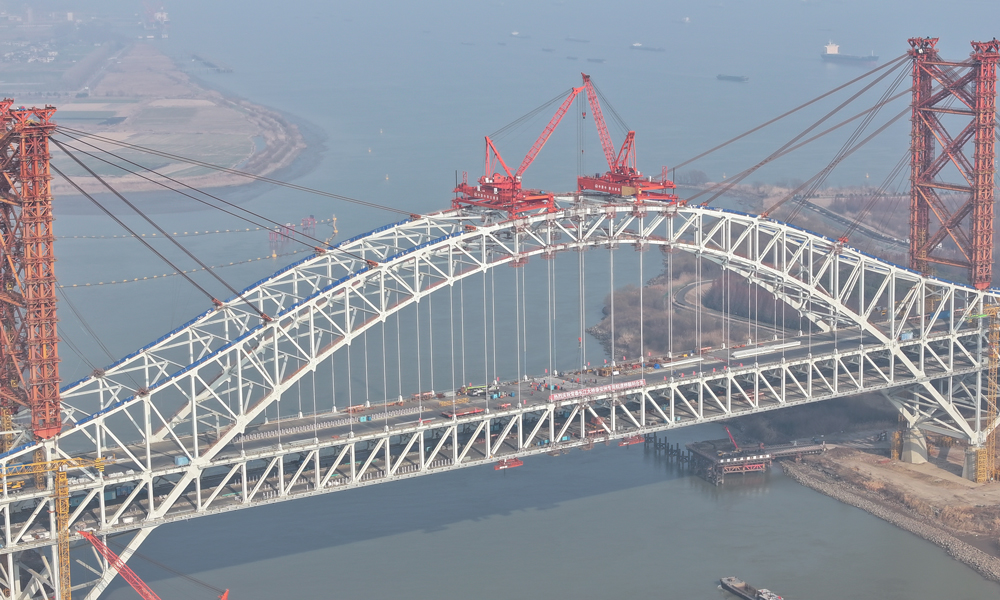近日，中國(guó)中鐵承建的一批重點(diǎn)橋梁工程不斷掀起建設(shè)熱潮，實(shí)現(xiàn)了2024年良好開(kāi)局。圖為1月12日，中國(guó)中鐵旗下中鐵大橋局承建的常泰長(zhǎng)江大橋錄安洲專(zhuān)用航道橋合龍。常泰長(zhǎng)江大橋是世界首座集高速公路、城際鐵路和普通公路為一體的過(guò)江通道，連接江蘇常州與泰州兩市。該橋于2019年10月全面開(kāi)工建設(shè)，計(jì)劃2025年上半年建成。