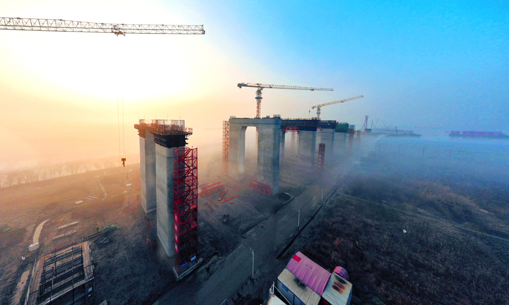 1月10日，中鐵大橋局參建的滬渝蓉鐵路崇啟公鐵長(zhǎng)江大橋北引橋主塔3號(hào)墩、4號(hào)墩封底排水大節(jié)點(diǎn)圓滿完成，作業(yè)人員正在加緊進(jìn)行清淤、護(hù)筒切割、樁頭鑿除等作業(yè)。該橋采用2線高鐵+2線城際+6車(chē)道公路布置，主跨為400米雙塔雙索面鋼桁結(jié)合梁斜拉橋，是在建世界最大跨度雙塔雙索面公鐵兩用無(wú)砟軌道斜拉橋。