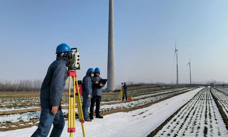 中廣核工作人員在河南顥天風電場開展混塔機組傾斜及混塔結構同心度檢測。