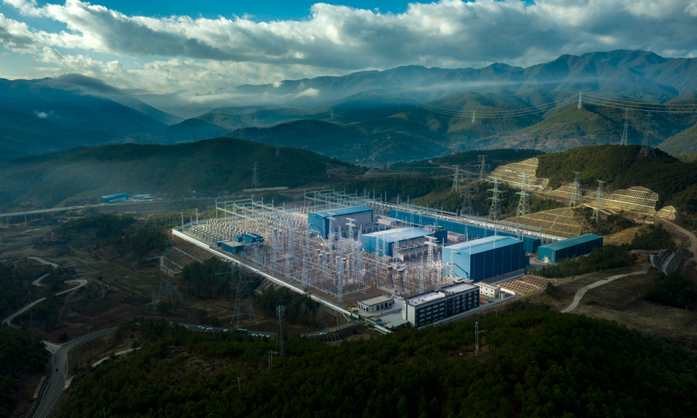 近日，滇西北至廣東±800千伏特高壓直流輸電工程開啟年度大檢修。自2018年5月投運以來，該工程已累計輸送云南清潔水電達1371億千瓦時，對促進節能減排、負荷中心能源結構優化和推動粵港澳大灣區經濟協調發展具有重要意義。圖為南方電網超高壓公司大理局±800千伏新松換流站。