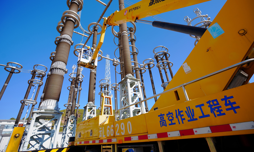 南方電網超高壓公司大理局運維人員在極1直流線路F5避雷器靠出線側裝設500千伏接地線。