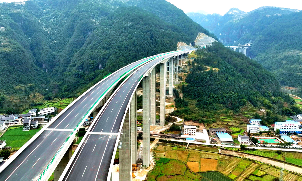 春節前夕，中國中鐵所屬各單位參建的一批公路工程相繼通車運營，以實際行動助力春運。2月2日，中鐵二局參建的桐梓至新蒲高速公路正式通車運營。該公路起于遵義市桐梓縣婁山關街道，與金仁桐高速公路順接，止于新蒲新區永樂鎮，全長72.834公里，設計時速100公里，全線橋隧比為62.97%。中鐵二局承建的三標段位于遵義市綏陽縣境內，全長23.9公里。圖為桐梓至新蒲高速公路黃魚江大橋。