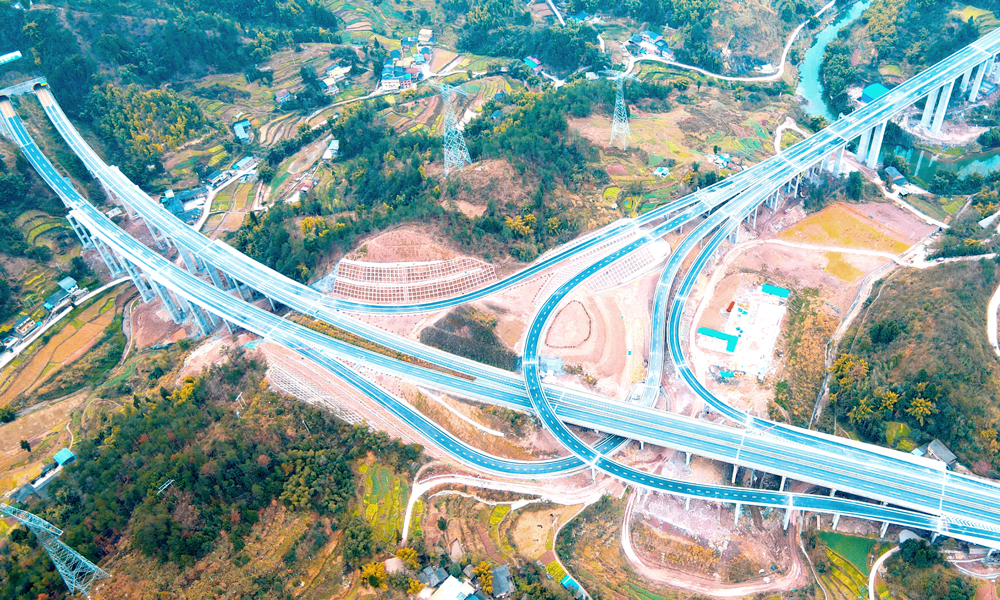 近日，中鐵六局參與投資建設的重慶南川西環線高速公路正式通車運營。該公路全長約11公里，中鐵六局承建了4.99公里路段工程。項目通車運營后，將進一步完善重慶市高速公路網，緩解現有包茂高速南川區路段的交通擁堵現狀，對于推動區域經濟社會快速發展、促進沿線城鎮化建設和旅游開發具有重要意義。