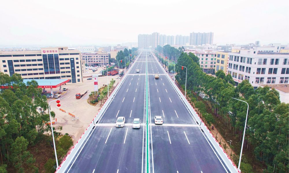 近日，中鐵五局參建的贛南大道快速路（蓉江-南康段）項目主線高架正式通車運營。贛南大道快速路（蓉江-南康段）項目全長20.3公里，中鐵五局承建管段全長10.1公里。項目建成通車后，與多條縱向快速通道連接，對于構建贛州“半小時”都市區交通圈具有重要意義。