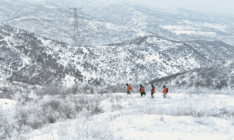 近期，我國中東部地區出現大范圍雨雪冰凍天氣，河南南部、湖北、安徽中北部、湖南中北部、重慶東南部等地部分地區有持續性凍雨，給交通出行和保暖保供帶來不利影響。國家電網有限公司以雪為令、迅速響應，工作人員堅守崗位，全力保障電力安全運行和電力可靠供應，確保人民群眾溫暖過冬、亮堂過節。圖為國家電網河南送變電公司員工在500千伏陜贏、陜嘉線沿線開展觀冰特巡。