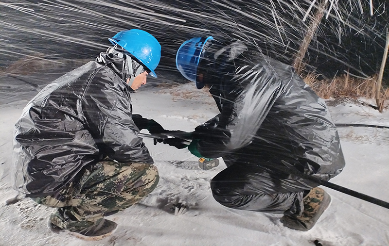 國家電網安徽宿州泗縣供電公司員工冒雪搶修10千伏周許線。