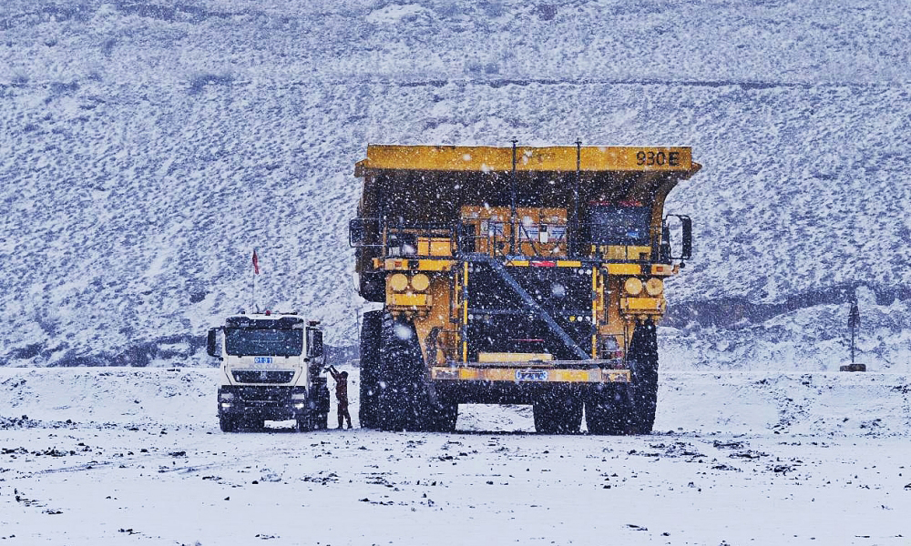 準(zhǔn)能集團(tuán)哈爾烏素露天煤礦針對雨雪天氣作業(yè)，加強(qiáng)職工生產(chǎn)現(xiàn)場安全教育。職工嚴(yán)格執(zhí)行冰雪泥濘路面標(biāo)準(zhǔn)化作業(yè)流程，在保證安全的前提下，全力生產(chǎn)。