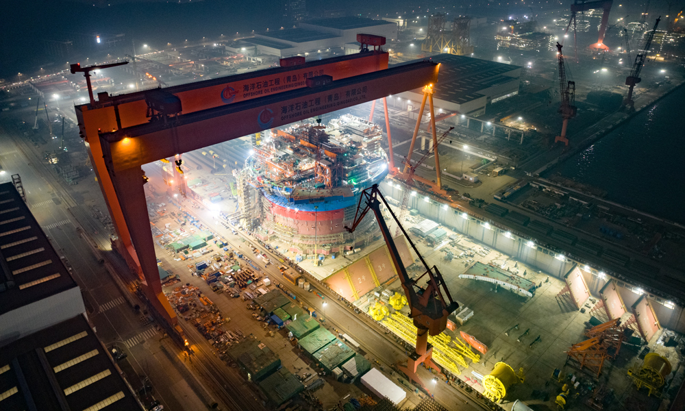 海油工程青島場(chǎng)地?zé)艋鹜鳎?00名工程建設(shè)者堅(jiān)守在項(xiàng)目現(xiàn)場(chǎng)保障施工進(jìn)度。張立忠 攝