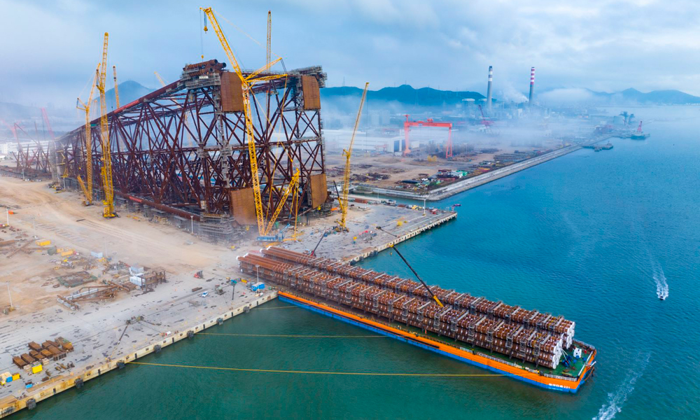 導管架鋼樁是將導管架牢牢固定在海底的關鍵結構。“海基二號”導管架鋼樁共有16根，每根直徑約為2.7米，主樁長約170米，輔樁約為168米，鋼樁總重約12500噸，是目前亞洲尺寸最大、重量最重的導管架鋼樁。圖為“海基二號”導管架鋼樁完成裝船。