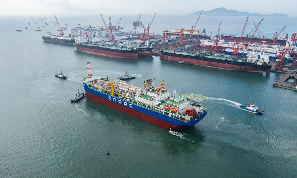 近日，在深圳友聯(lián)船廠完成塢修并完成海上回接的“海洋石油115”FPSO（浮式生產(chǎn)儲(chǔ)卸油裝置），順利完成100小時(shí)的生產(chǎn)運(yùn)行，處理原油超3萬噸。此次塢修實(shí)現(xiàn)了“大型油輪”中控系統(tǒng)國產(chǎn)化替代，為同類海上油氣生產(chǎn)設(shè)施改造提供成功范例。圖為在5艘港作拖輪的牽引下，“海洋石油115”FPSO緩緩駛離深圳友聯(lián)船廠。