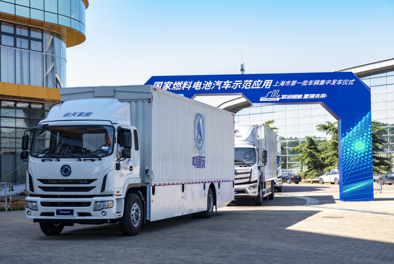 圖中一輛輛物流車正在上海市城區(qū)有序地執(zhí)行同城配送任務(wù)。這是在上海城市群燃料電池汽車示范應(yīng)用項(xiàng)目中，累計(jì)運(yùn)營(yíng)里程已經(jīng)超過2萬公里的“航天牌”氫燃料電池物流車。這些物流車來自八院811所航天氫能公司。近年來，811所依托我國(guó)空間電源領(lǐng)域唯一的全國(guó)重點(diǎn)實(shí)驗(yàn)室，持續(xù)推動(dòng)清潔能源核心技術(shù)攀登和核心產(chǎn)品研制工程建設(shè)，致力于實(shí)現(xiàn)“產(chǎn)學(xué)研”一體化高效益變革。