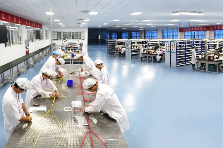 近年來，航天科技九院航天電工湖北航天電纜有限公司持續(xù)推動(dòng)新舊動(dòng)能轉(zhuǎn)換，推進(jìn)傳統(tǒng)產(chǎn)業(yè)高端化、智能化、綠色化發(fā)展，綠色低碳成為企業(yè)高質(zhì)量發(fā)展新底色。圖為工作人員在湖北航天電纜有限公司生產(chǎn)電子元器件。