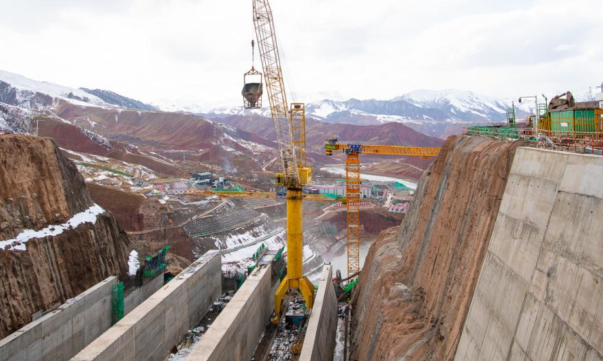 3月24日，青海公司瑪爾擋水電站溢洪道工程正在進行混凝土澆筑工作。溢洪道為3孔開敞式布置，由引渠段、堰閘段、泄槽段和舌型鼻坎段組成，總長約570.6米，混凝土總澆筑量約28萬立方米。