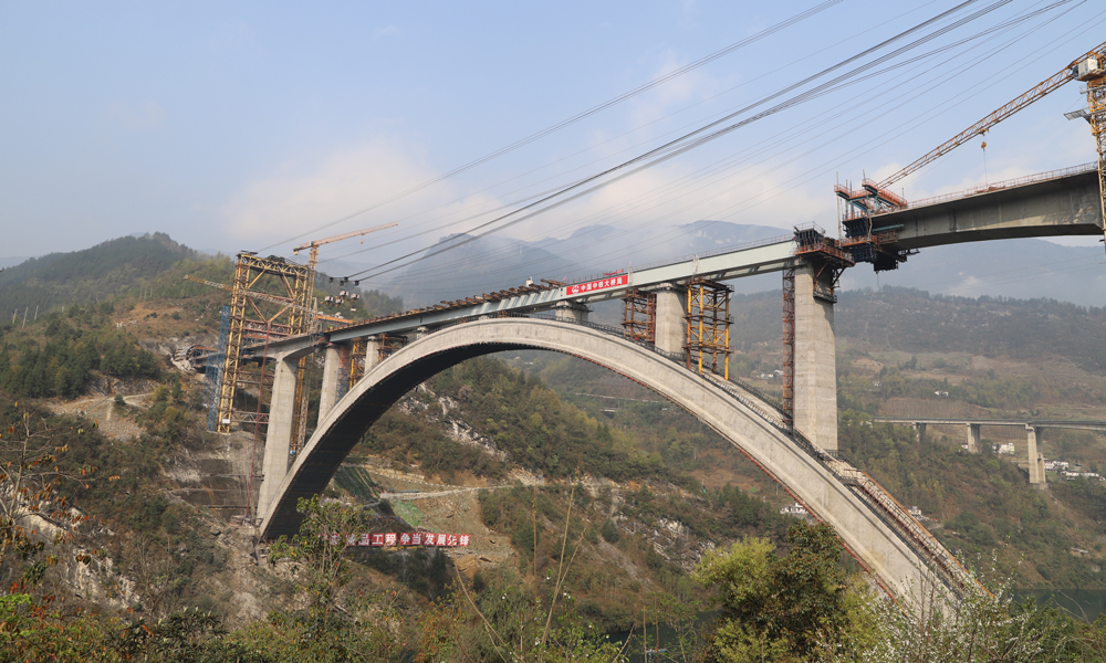 黃草烏江雙線大橋是一座上承式勁性骨架鋼筋混凝土拱橋，全長593.65米、主跨275米。目前大橋已完成第一聯(lián)鋼梁橋面板施工，正在進(jìn)行第二聯(lián)鋼梁橋面板鋼筋安裝，引橋已完成懸臂段澆筑，正在進(jìn)行合龍段施工，總體工程累計完成90%。清水坪烏江大橋為國內(nèi)首座雙Y型單拱肋主拱結(jié)構(gòu)無砟軌道高速鐵路橋梁，全長804.6米，主跨240米。目前，主體結(jié)構(gòu)已全部完成，正在進(jìn)行橋面附屬電纜槽支架、接觸網(wǎng)施工。