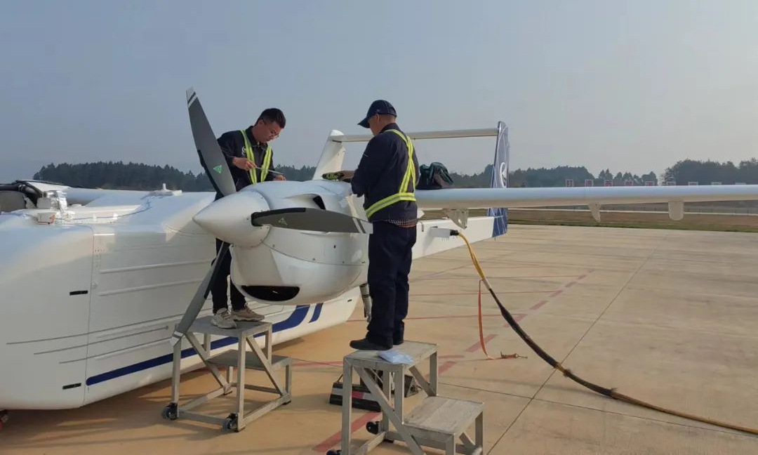 HH-100航空無人運輸系統由西飛民機自主研發，采用“主機+供應商+戰略合作伙伴”的研制模式，機體結構、系統成品等由航空工業內部單位和民營企業配套。飛機最大起飛重量2000千克、商載能力700千克、滿載航程520千米、最大巡航速度300千米/時、最大使用高度5000米，可應用于多種復雜作業場景，兼具成本低、噸位大、商載高、全國產的特點。
