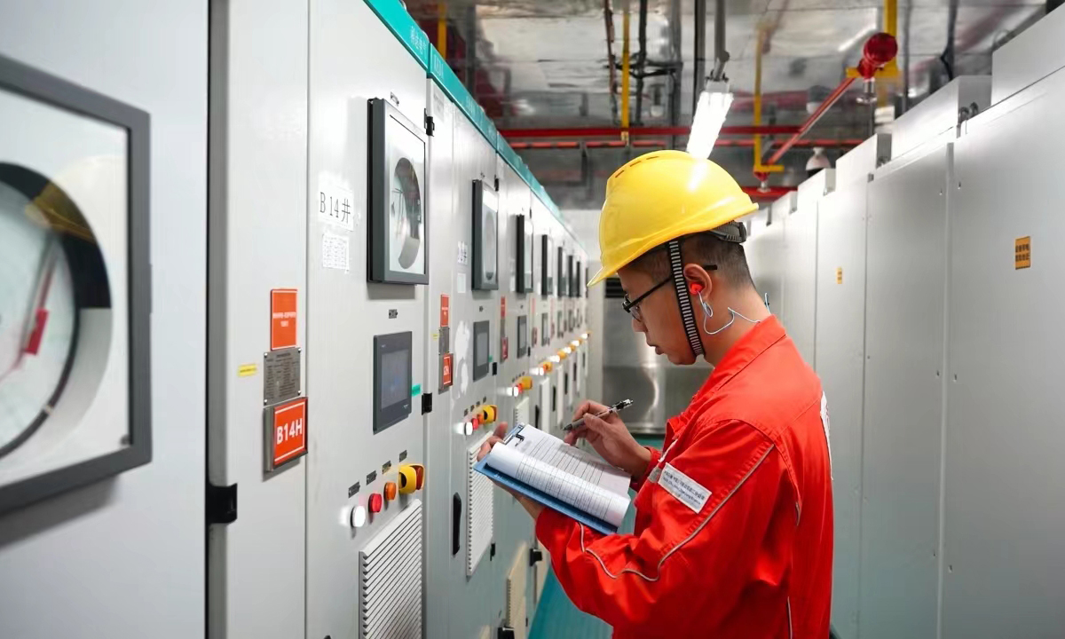 在“綠電”的加持下，中國海油作業人員記錄設備運行狀態。
