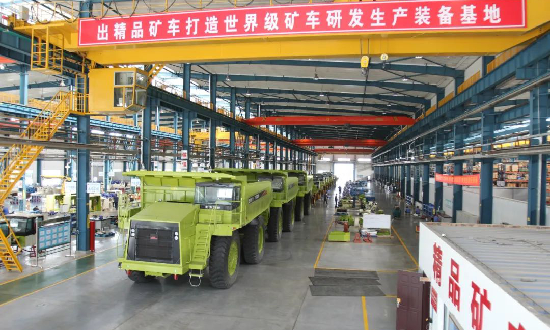 北重集團北方股份致力打造世界級礦車研發生產裝備基地，工作人員在生產線上裝配礦用車，確保產品及時送達用戶手中。