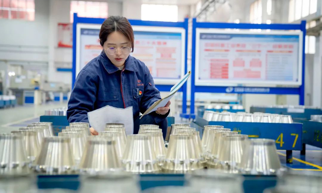 江南工業集團科研人員對照裝配工藝技術，解決生產過程中出現的工藝技術難題。