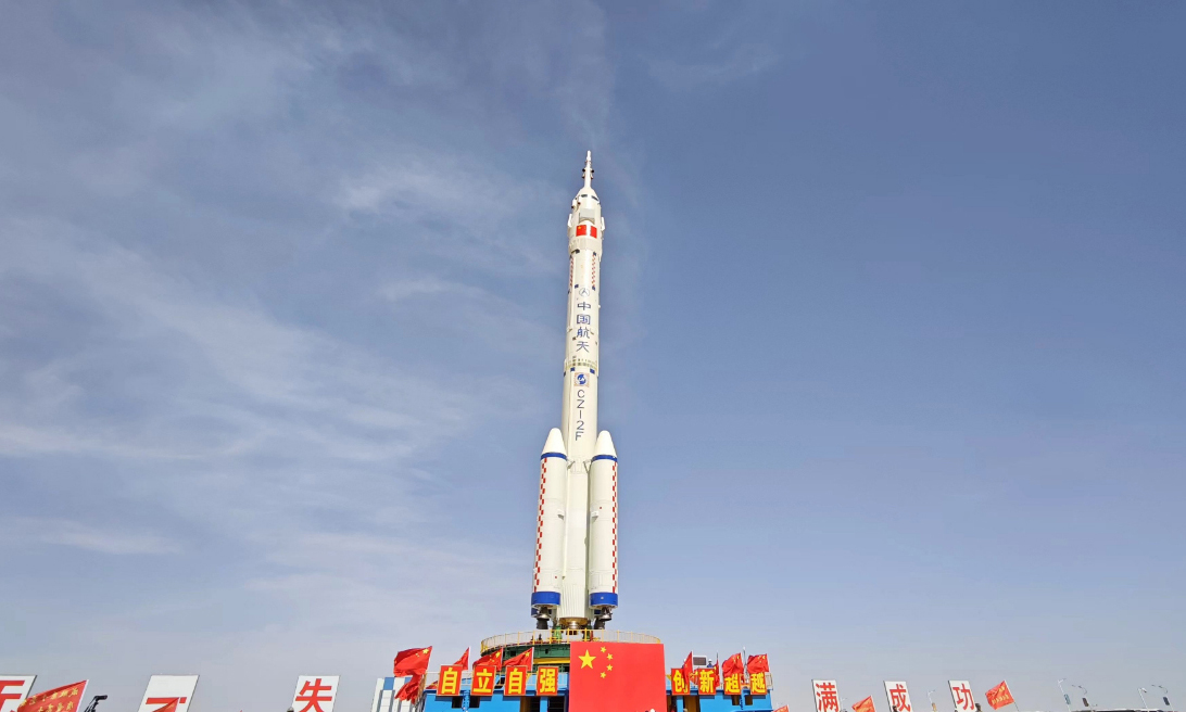 據(jù)中國載人航天工程辦公室消息，北京時間2024年4月17日，神舟十八號載人飛船與長征二號F遙十八運載火箭組合體已轉(zhuǎn)運至發(fā)射區(qū)。