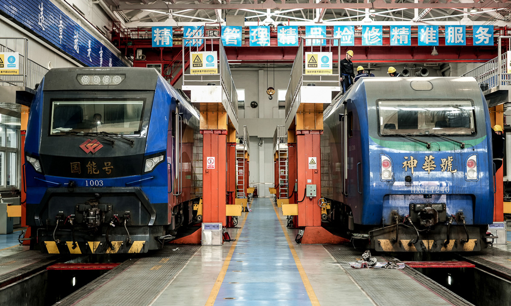 圖為3月下旬，朔黃鐵路機(jī)車檢修中心正在開展修程機(jī)車春鑒整修工作。該公司結(jié)合春檢開展“守底線、補(bǔ)短板、除隱患、防風(fēng)險”設(shè)備設(shè)施整治行動，對設(shè)計(jì)施工、生產(chǎn)運(yùn)行、檢修技改等實(shí)施全過程監(jiān)督。
