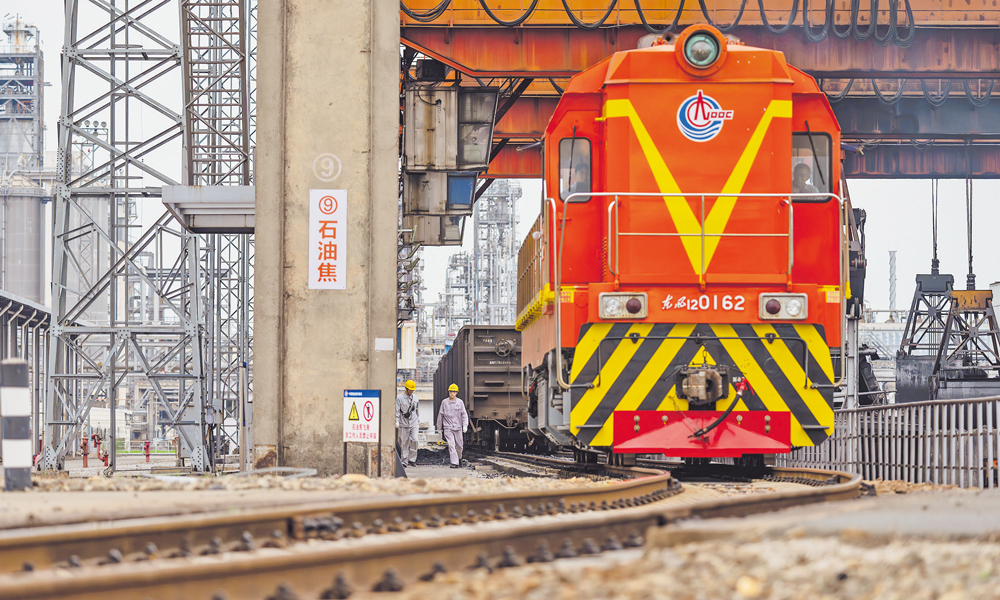 4月初，中海煉化惠州石化北廠區鐵軌上，火車頭牽引著一節又一節罐槽車，將柴油、石油焦等石化產品送往各地，助力春耕。張震 湛小翠 攝