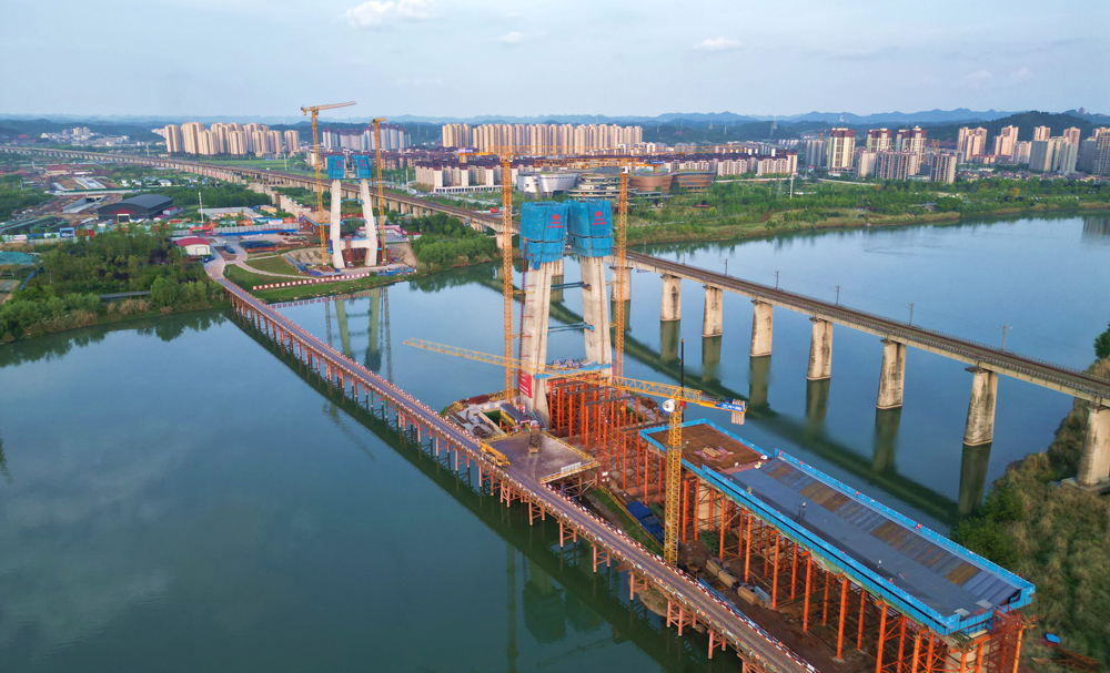 中鐵十七局承建成達萬高鐵遂寧涪江特大橋，全長5585.4米，主橋為雙塔雙索面鋼混結合梁斜拉橋，主跨長305米，為同類型橋梁中西南第一、全國第二長。目前，項目主塔已進入上橫梁施工階段，正全力沖刺封頂目標。成達萬高鐵是我國“八縱八橫”高鐵網沿江通道的重要組成部分，也是四川東向出川的重要快速便捷大通道，建成后，將對成渝地區雙城經濟圈建設、長江經濟帶發展等發揮重要作用。