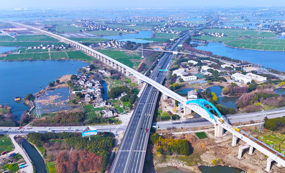 近日，中鐵十九局承建滬蘇湖鐵路站前Ⅲ標段鋪軌作業全部完成。建設團隊在施工中克服了澆筑體積大、跨度大、高空作業風險高等難題。滬蘇湖鐵路是連接上海、蘇州、湖州等城市的重要快速鐵路通道，建成運營后，將進一步優化區域路網布局，有效緩解白云、滬杭鐵路通道的運輸壓力，對于推動沿線地區經濟社會發展及促進長三角一體化高質量發展具有深遠意義。