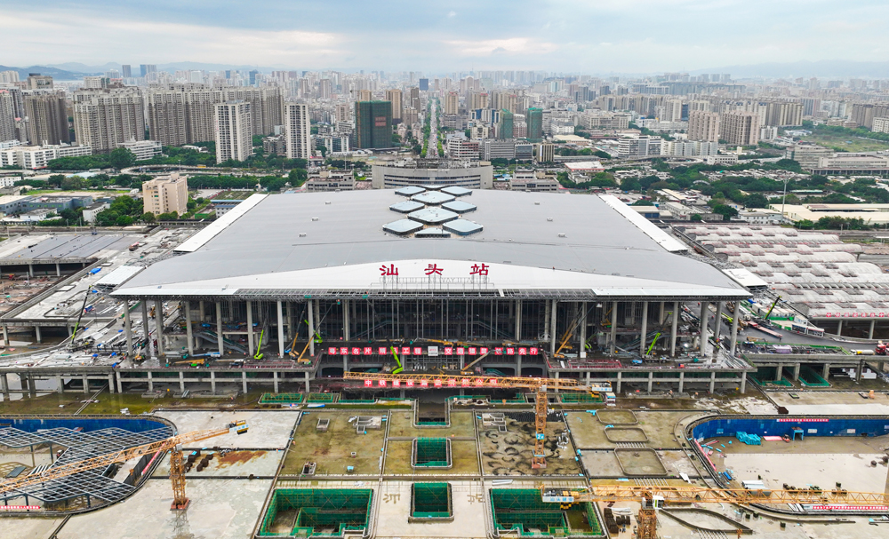 新建汕頭站是國家“八縱八橫”沿海高鐵的重要節點，為廣梅汕鐵路、廈深高鐵、梅汕高鐵、汕汕高鐵、粵東城際鐵路等多條線路交匯點。站房分兩期建設，一期新建東站房，二期改擴建既有西站房，建成后站場總規模達11臺24線，將成為粵東地區規模最大、交通接駁功能最齊全的高鐵樞紐，未來年旅客數量近4000萬人次，服務汕潮揭三市，真正實現高鐵進城。五一期間，項目近400臺機械轟鳴不止，1600余名建設者堅守一線，把“節日”過成“節點”，全力加快施工進度。
