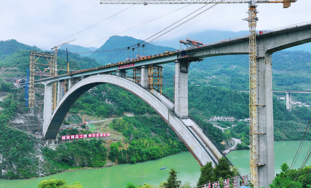 近日，中國中鐵旗下中鐵大橋局承建的渝湘高鐵重慶至黔江段黃草烏江雙線大橋合龍，標志著大橋主體結構全部施工完成。