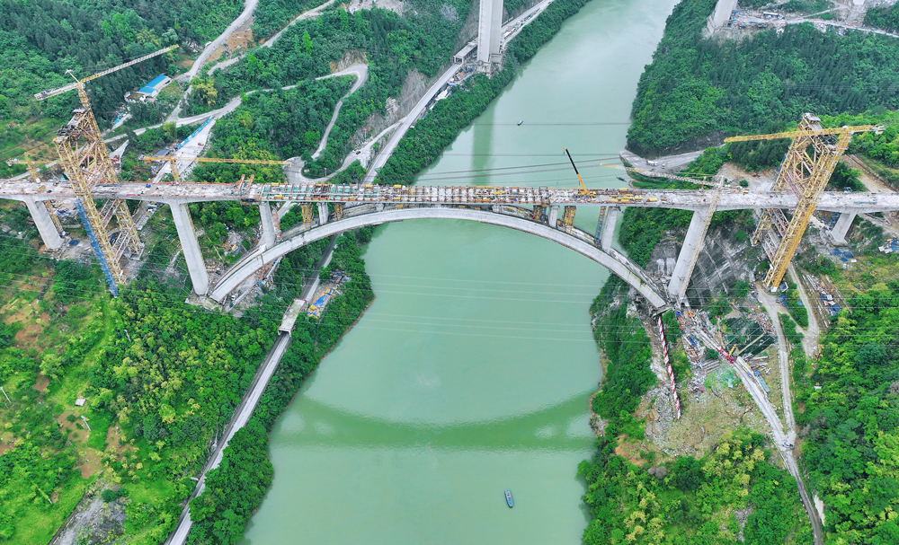該橋是渝湘高鐵重黔段重難點工程，位于重慶市武隆區江口鎮境內，全長593.65米，主橋為主跨275米上承式勁性骨架內壓外包鋼筋混凝土拱橋。大橋施工具有復合式基礎結構作業技術難度大、大型吊裝作業風險大、高鐵無砟軌道拱橋技術標準要求高等特點。
