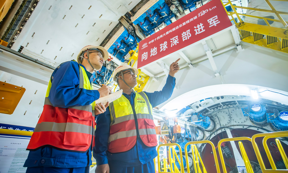 甬州鐵路建成運營后，將結束舟山群島不通鐵路的歷史，標志著長三角唯一不通高鐵的地級市跨進高鐵時代，對實現寧波舟山同城化，加快兩地融入“一帶一路”和長江經濟帶，促進長三角一體化發展等具有重要意義。圖為技術人員正在檢查設備運行情況。
