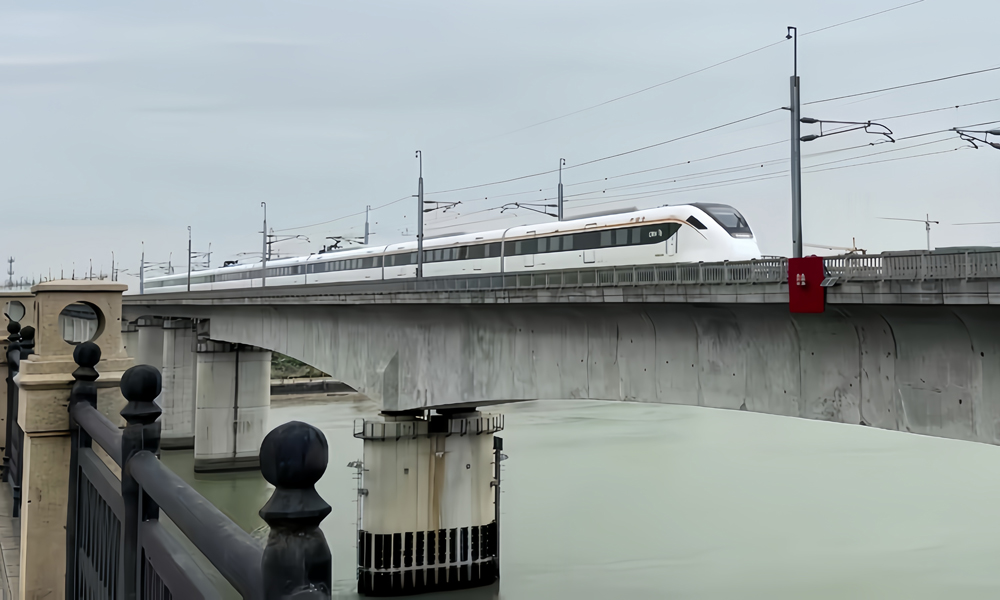 佛莞城際鐵路全長37公里，共設車站5座，運營最高時速200公里。中鐵廣州局承建佛莞城際鐵路部分線路及聯(lián)絡線工程，中鐵武漢電氣化局承建佛莞城際鐵路全線站后四電工程。