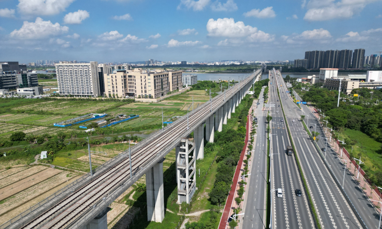 據(jù)悉，這條由四條城際鐵路形成的交通“大動脈”線路全長達到258公里，將充分發(fā)揮廣州核心城市的輻射帶動作用，把佛山、東莞中心城區(qū)納入廣州半小時通勤圈，肇慶、惠州中心城區(qū)納入廣州一小時通勤圈，加速形成粵港澳大灣區(qū)軌道交通新格局。