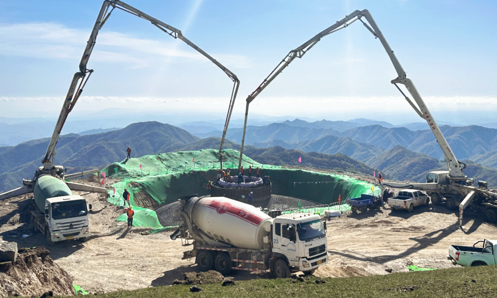 天水秦州50兆瓦風電項目作為中國節能風電甘肅區域公司近年來施工難度最大的山地風電項目，全員為保障施工安全和施工進度，搶抓建設的窗口期，加班加點，于近日完成全部風機基礎混凝土澆筑工作。