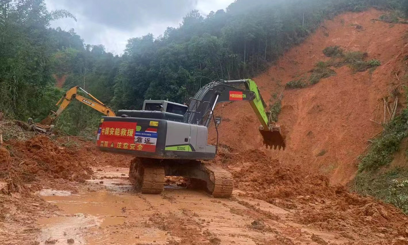 據悉，S239線是閩粵省級交通要道，平遠縣泗水鎮是此次受災最嚴重的鄉鎮，X038線是通往泗水鎮的唯一生命通道，道路多處被山體滑坡阻斷，中國安能專業救援力量全力搶通受阻道路。截至6月18日18時，累計轉運受災群眾50人，無人機偵測35公里，轉移受損車輛12輛，道路搶通11公里，清理土方量5600方。圖為S239道路搶通現場。
