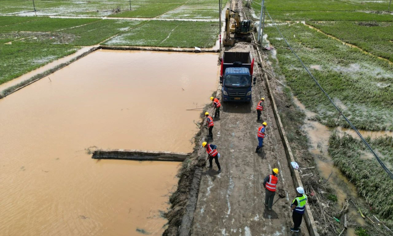 近日，南方多地持續(xù)出現(xiàn)強降雨，廣東、廣西、福建等地區(qū)洪澇和地質(zhì)災(zāi)害頻發(fā)。面對邊坡塌方、路基沖毀，多村鎮(zhèn)交通、水電中斷等情況，中國鐵建迅速響應(yīng)，出動裝載機(jī)、挖掘機(jī)等設(shè)備，疏通道路，保障生命線暢通。中鐵十七局搶險救援隊通過“無人機(jī)航測+徒步排查”深入廣東梅州核心重災(zāi)區(qū)，摸清各地區(qū)受災(zāi)情況。依托專業(yè)人才和技術(shù)優(yōu)勢，救援隊安排排水、道路等專業(yè)人員踏勘測量水毀情況，制定救災(zāi)方案及應(yīng)急保通方案、繞行方案。