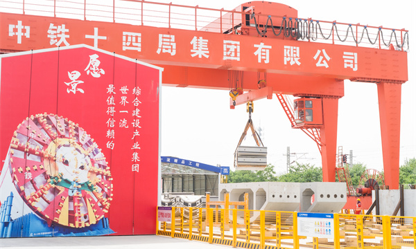 京唐城際鐵路是服務于環渤海及京津冀地區的一條重要城際高速鐵路，線路起自北京城市副中心綜合交通樞紐站，終至河北省唐山市既有唐山站，線路全長約148.7公里，設計最高時速350公里。其中，京唐城際鐵路燕郊至唐山段已于2022年12月30日開通運營；二期工程北京副中心段目前正在加速推進。圖為隧道管片吊運現場。