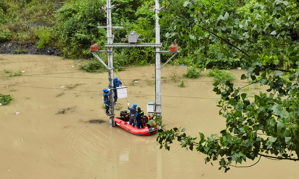 近期，粵桂黔部分地區持續出現強降雨，廣東梅州、廣西桂林等地受災嚴重。南方電網迅速啟動應急響應，累計出動人員2.1萬人次，搶修車輛7100多輛次，應急發電車109輛，應急發電機479臺開展搶修復電保供電工作，全力以赴確保電網安全穩定運行，切實保障群眾生產生活用電需求。圖為南方電網貴州遵義市郊供電局高坪供電所工作人員對隱患處聯絡開關進行斷電及抬高供電設備處理。