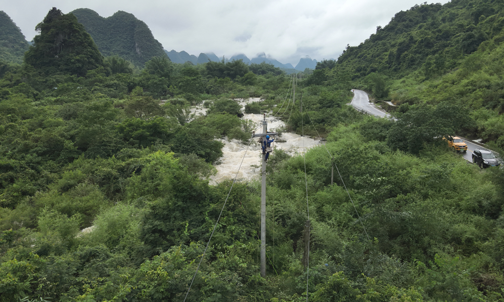 近日，南方電網廣西桂林永福供電局搶修隊伍對受損線路進行搶修。