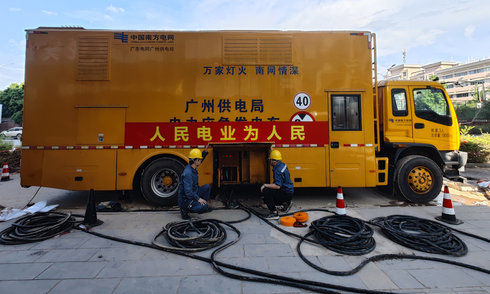 6月23日，南方電網廣東廣州供電局抗災復電搶修隊在桂林市漓江郡府小區將應急發電車接入箱式變壓器，供小區應急用電。