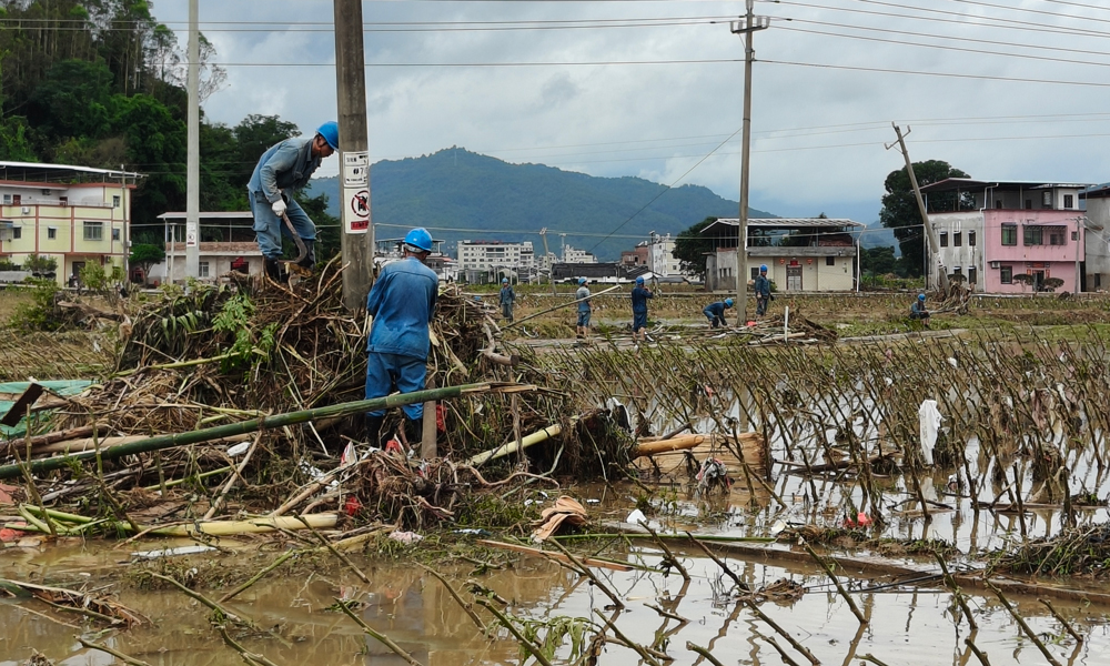 6月18日，南方電網廣東梅州梅縣供電局投入200余名搶修人員對松源、白渡等遭受水浸的六個鄉鎮開展全面復電搶修。