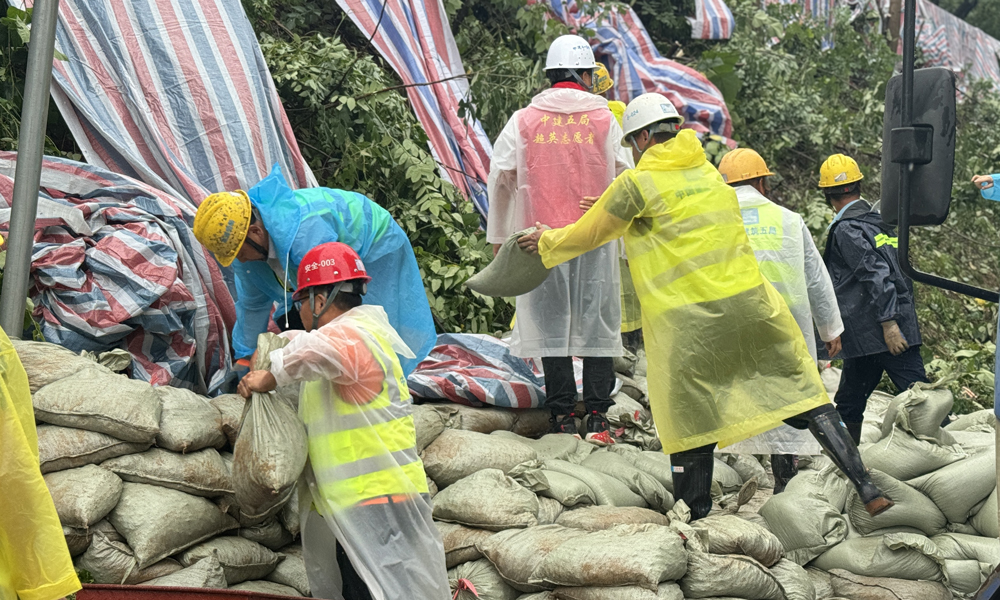 近日，面對嚴峻汛情，中國建筑所屬公司積極響應號召，迅速行動參與防汛救災，全力以赴保障人民群眾生命財產安全。截至目前，中國建筑共計約投入搶險人員280余人、設備105臺套，全力以赴為防汛救災工作貢獻力量。在湖南，中建五局工程與災害應急救援隊紅旗渠項目分隊派遣隊員分別奔赴長沙市火車站前廣場、長沙市洞井街道中航城小區、年嘉湖等多處受災地段，協助當地政府排澇。圖為中建五局天鑫悅園項目志愿者在搬運沙袋。